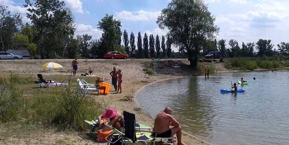 Štrkovisko Oširíd v Sekuliach — kúpanie v borovicovom lese