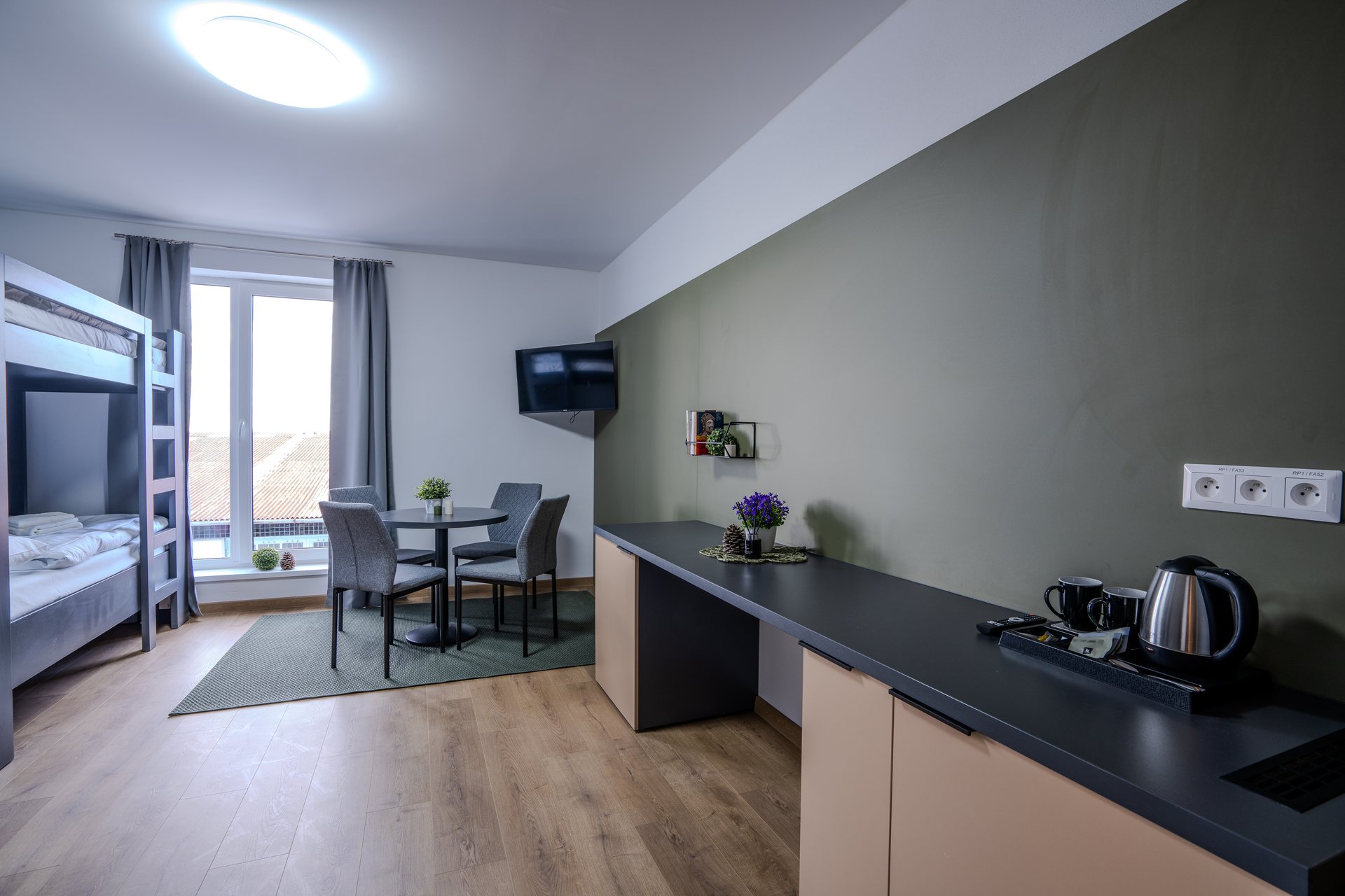 Quadruple room - poschodové postele a kuchynka