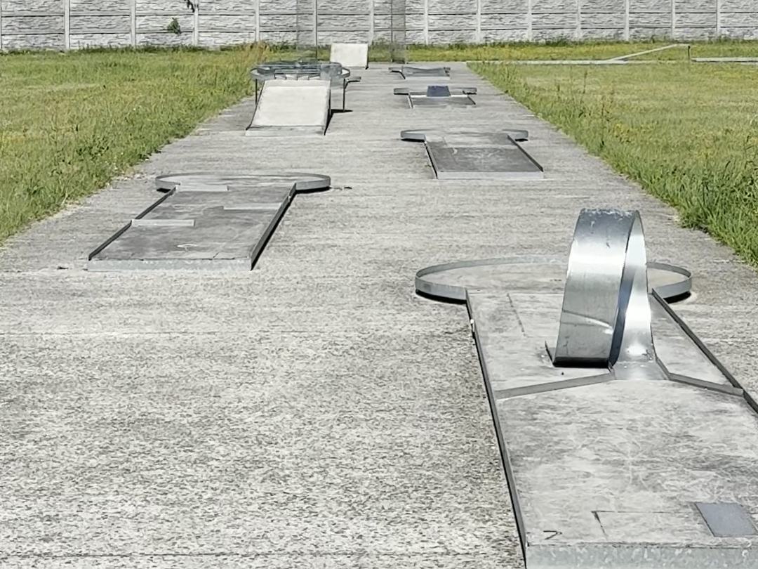 Minigolfová dráha s kovovými prekážkami v areáli penziónu